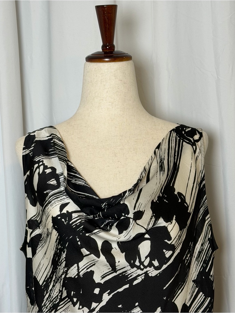 St John Silk Cowl Neck Shell Top Medium Black Cream Abstract Floral Sleeveless - Picture 4 of 11